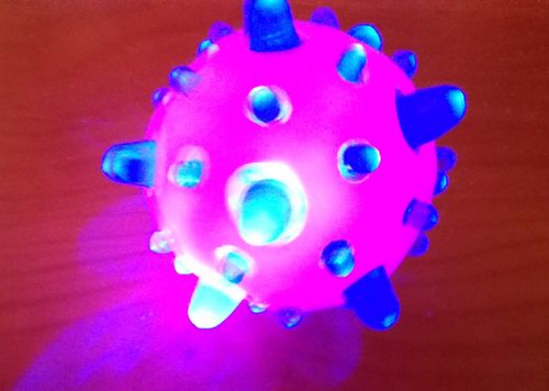 LED Gummiball Flummi Funtoy Spike Ball Stachel Licht 55 mm - Blinken bei Aufprall