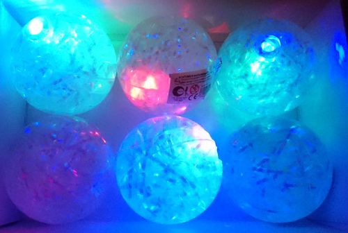 LED XXL Gummiball Flummi colored 100mm mit bunten Elementen - Blinken bei Aufprall - 10cm MEGA